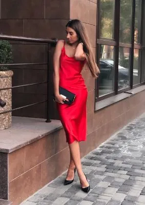 Красное шелковое платье 