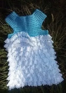Нарядное платье бело-синее с оборками для девочки 4-5 лет связаное крючком