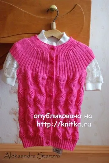 Розовый жилет для девочки связанный спицами