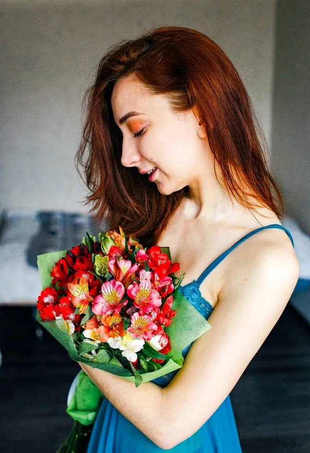 рыжеволосая девушка с букетом цветов