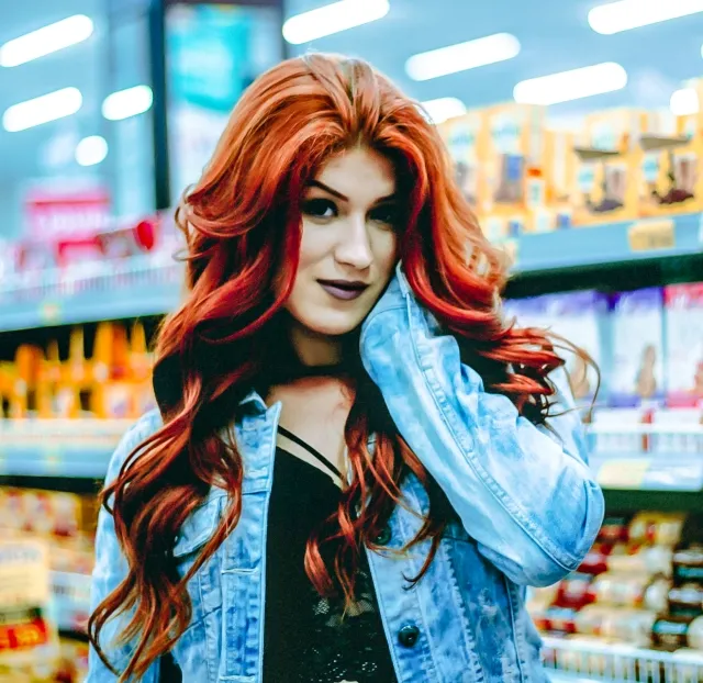 рыжеволосая девушка в супермаркете