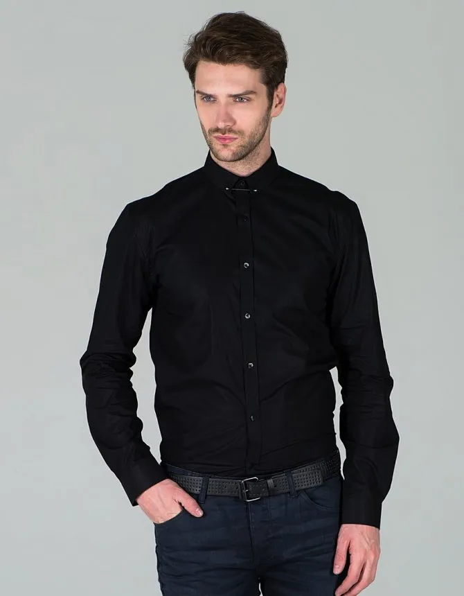мужчина в черной рубашке и джинсах