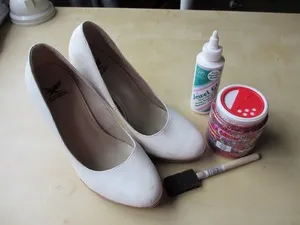 Как убрать черные полосы на белой обуви