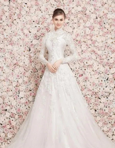 Красивое закрытое свадебное платье
