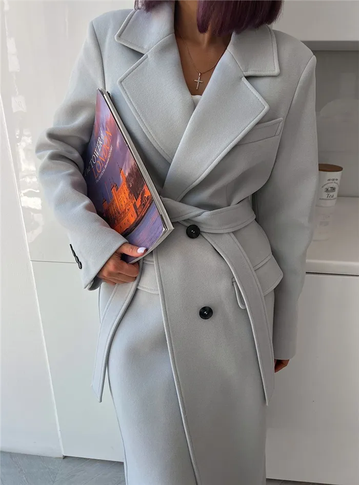 Драповое пальто – это одно из разновидностей шерстяного пальто, так как материал изготавливается из сложных переплетений шерстяных нитей с добавлением синтетических