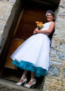 Свадебное платье с голубым подъюбником