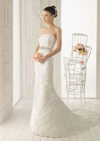 Длинное свадебное платье футляр с серебряным поясом