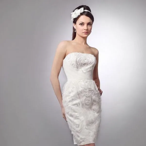Невеста в нежном свадебном платье-футляр с повязкой на голове