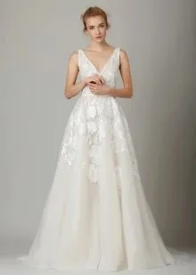 Классическое свадебное платье с вышивкой