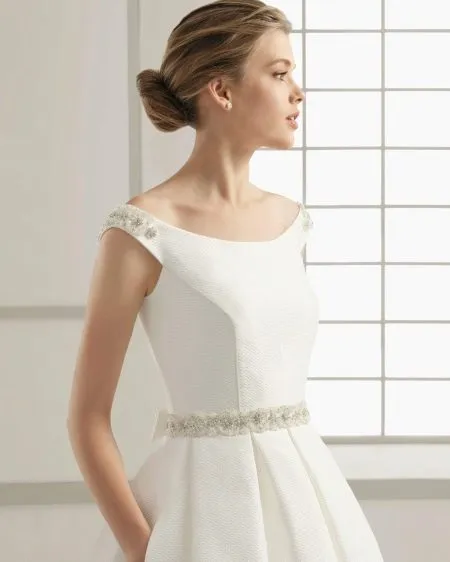 Классическое свадебное платье с поясом