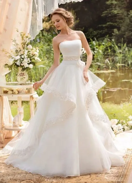 Классическое пышное свадебное платье с многослойной юбкой