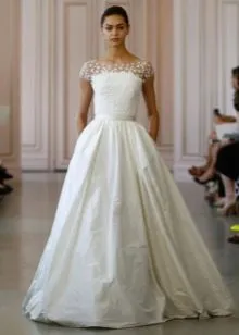 Классическое свадебное платье с жемчугом