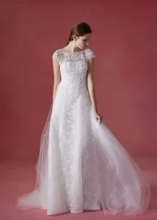 Свадебное платье в стиле классик с кружевным верхом