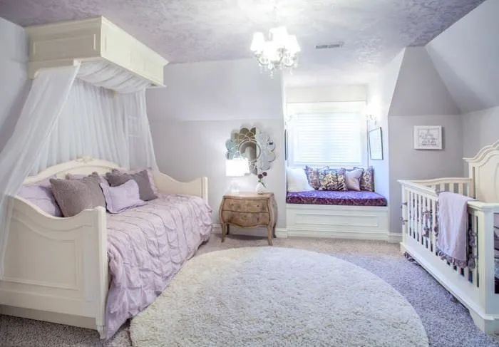Интерьер комнаты с детской кроваткой в лавандовом цвете