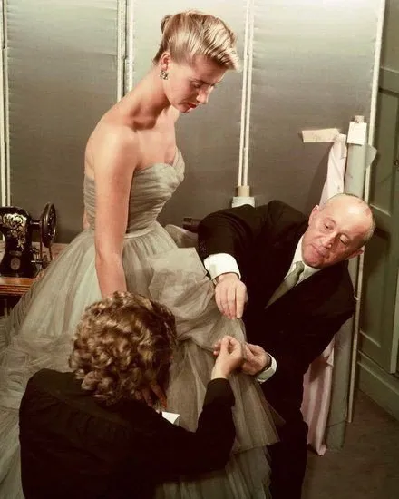 Кристиан Диор поправляет платье модели, платье в стиле New Look