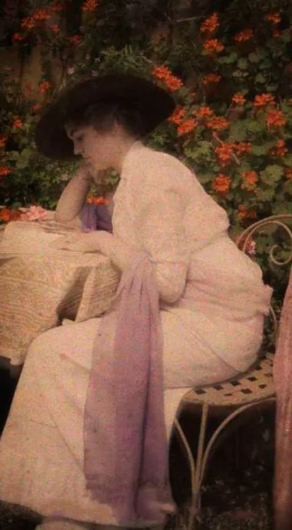 Женщина в длинном платье сидит в саду, 1908 год