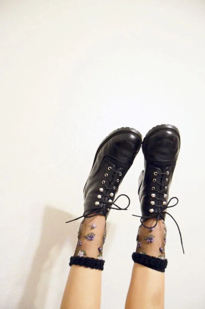 Черные туфли с цветочными носками