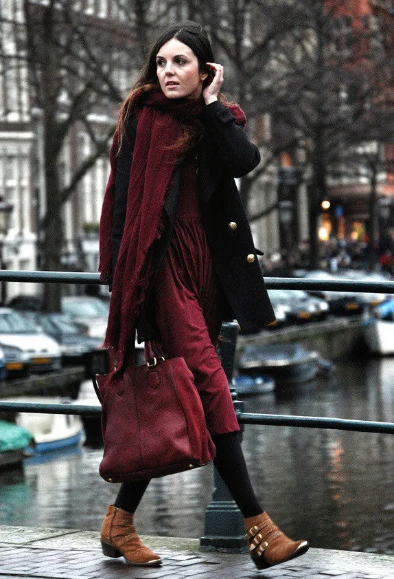 С рыжими сапогами можно надеть темное пальто, бордовое платье и шарф. Это не только красиво, но и тепло.