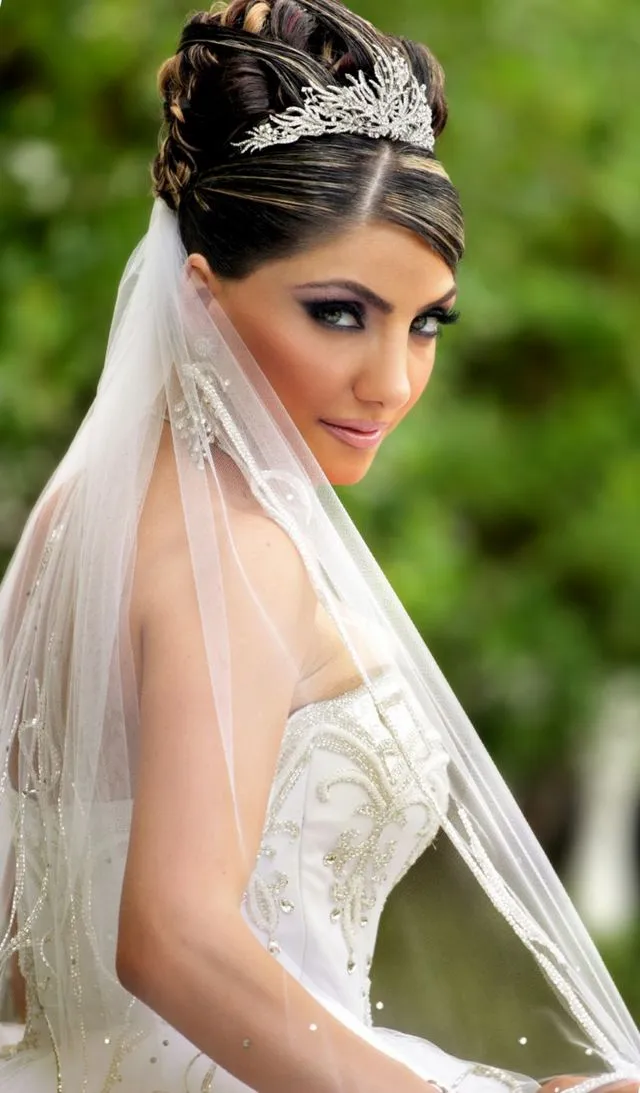 Свадебные прически с диадемой - топ лучших укладок для невесты