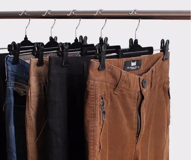 брюки во весь рост в шкафу