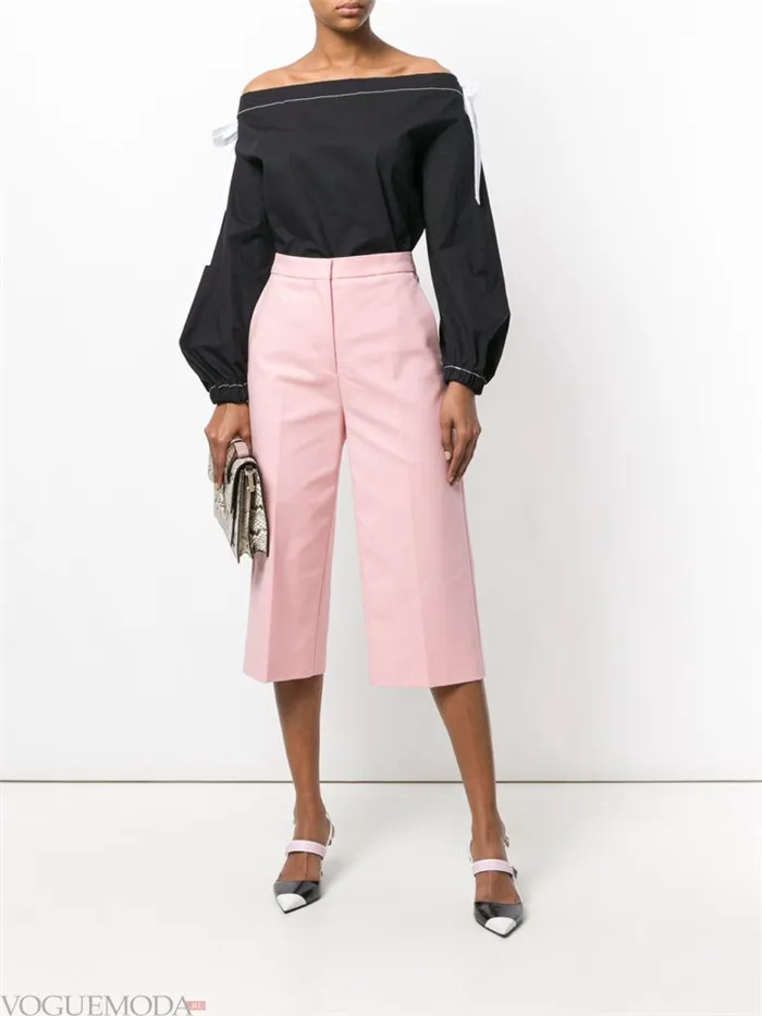 розовые укороченные брюки и черная блуза