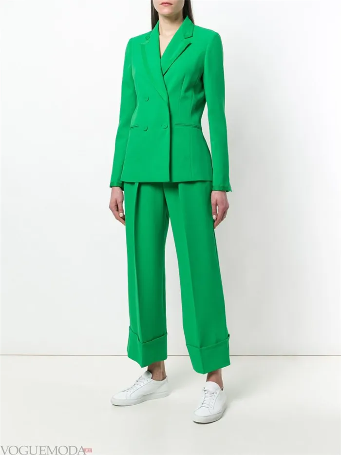 зеленый костюм с укороченными брюками
