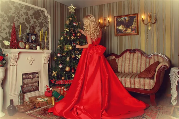 девушка в новогоднем красном платье