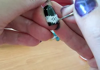 Процесс лепки гелем на ногтях
