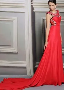 Красное свадебное платье со шлейфом