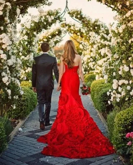 Красное свадебное платье со шлейфом русалка