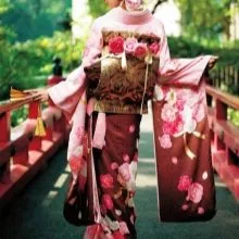 Красное японское свадебное платье