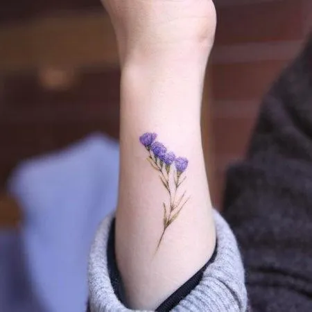 Женское тату в стиле минимализм цветы на запястье