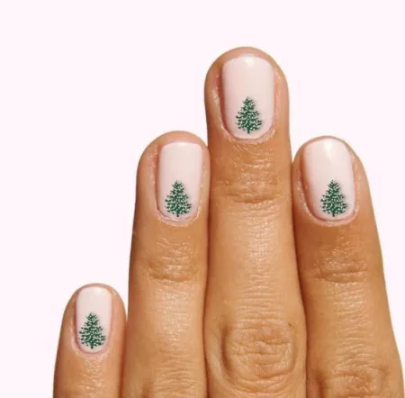 Фото новогоднего маникюра на короткие ногти