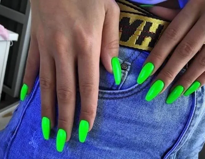 Зеленый неоновый маникюр на длинные ногти