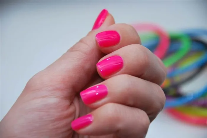 Розовый неоновый маникюр на короткие ногти