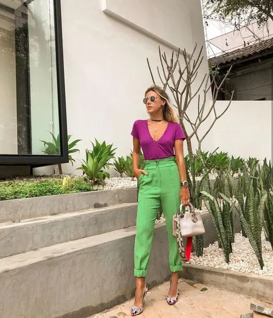 Как женщинам модно носить зеленые брюки