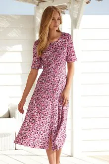 Розовое платье в стиле прованс с цветочным принтом