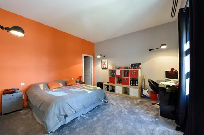 Серо-оранжевая комната для подростка