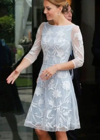 Красивое бело-голубое платье Кейт Мидлтон