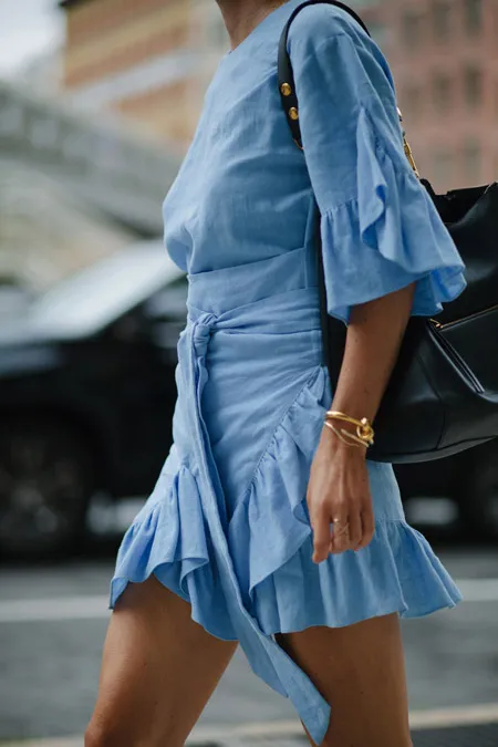 Голубое платье с баской длины миди