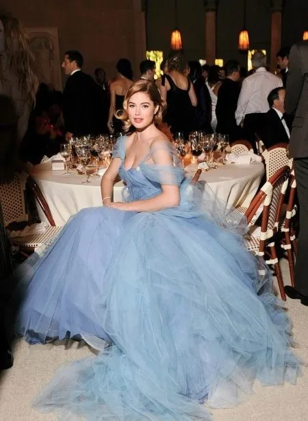 Длинное голубое вечернее платье