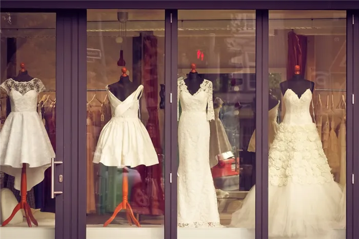 свадебные платья на витрине