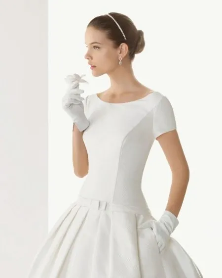 Подвенечное платье с коротким рукавом и перчатками