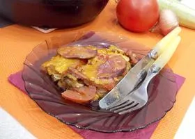 Жареные кабачки с помидорами, колбасой и сыром