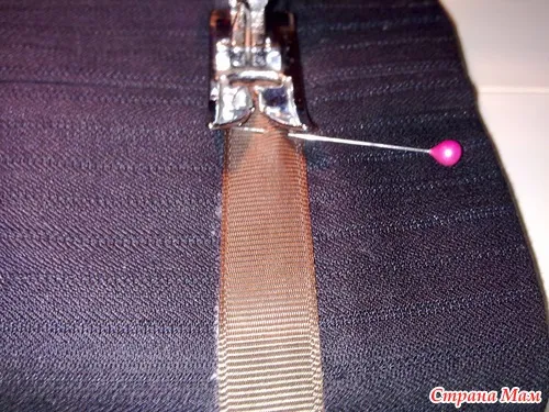Подшиваем брюки потайным швом на машинке.