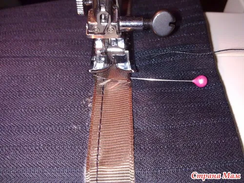 Подшиваем брюки потайным швом на машинке.