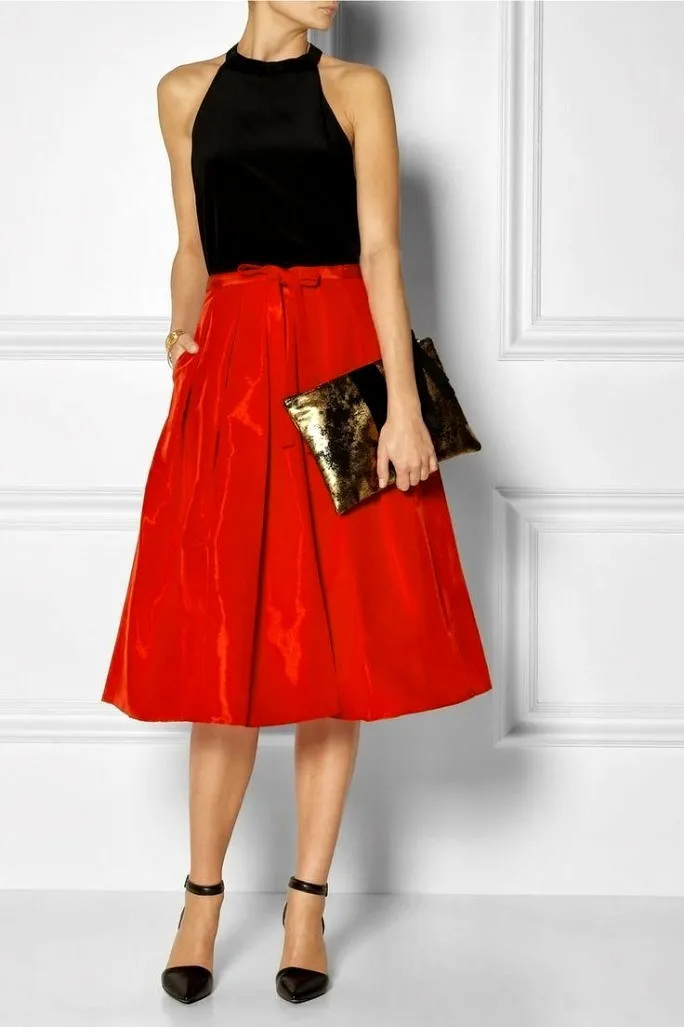 Красная юбка с чем носить: по колено под черный топ