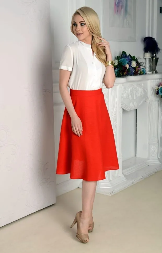 Красная юбка с чем носить: а силуэт по колено под блузку белую