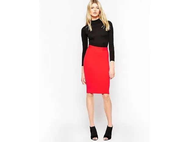 Красная юбка с чем носить: карандаш под черную кофту